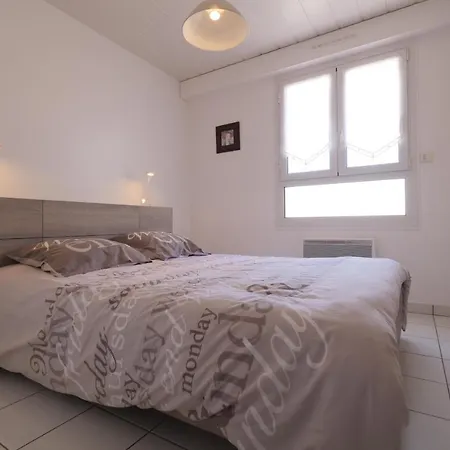 Un Sur La Marina De St-gilles Апартаменты *