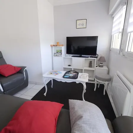 Un Sur La Marina De St-gilles * Сен-Жиль-Круа-де-Ви