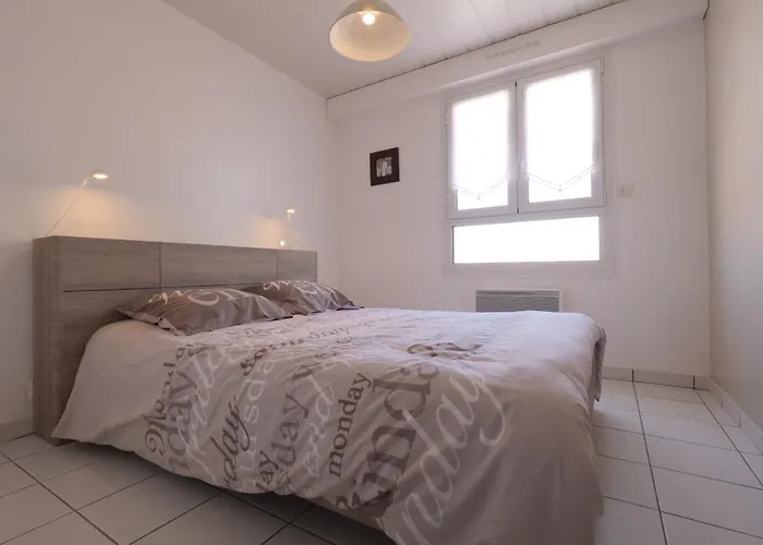 Un Sur La Marina De St-gilles Апартаменты *