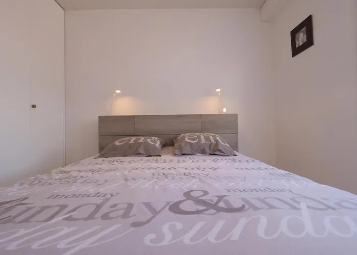 Un Sur La Marina De St-gilles *