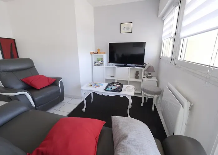 Un Sur La Marina De St-gilles * Сен-Жиль-Круа-де-Ви