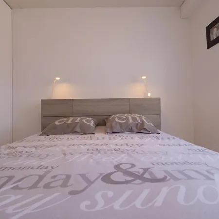 Un Sur La Marina De St-gilles *