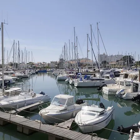 Un Sur La Marina De St-gilles