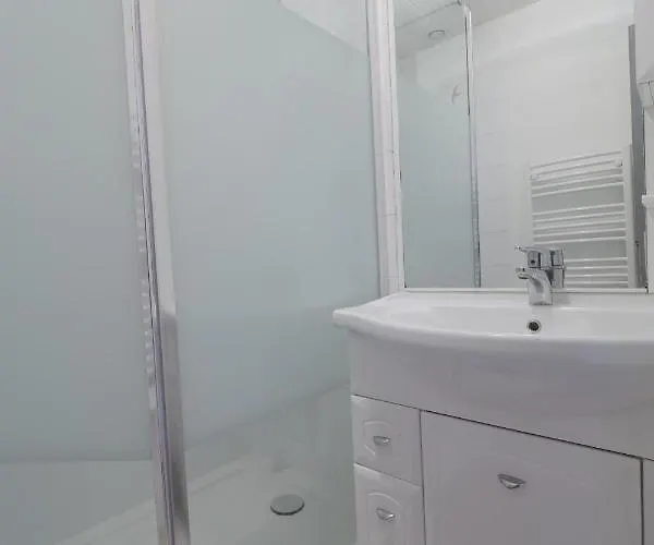 Un Sur La Marina De St-gilles * 圣吉尔-克鲁瓦德维